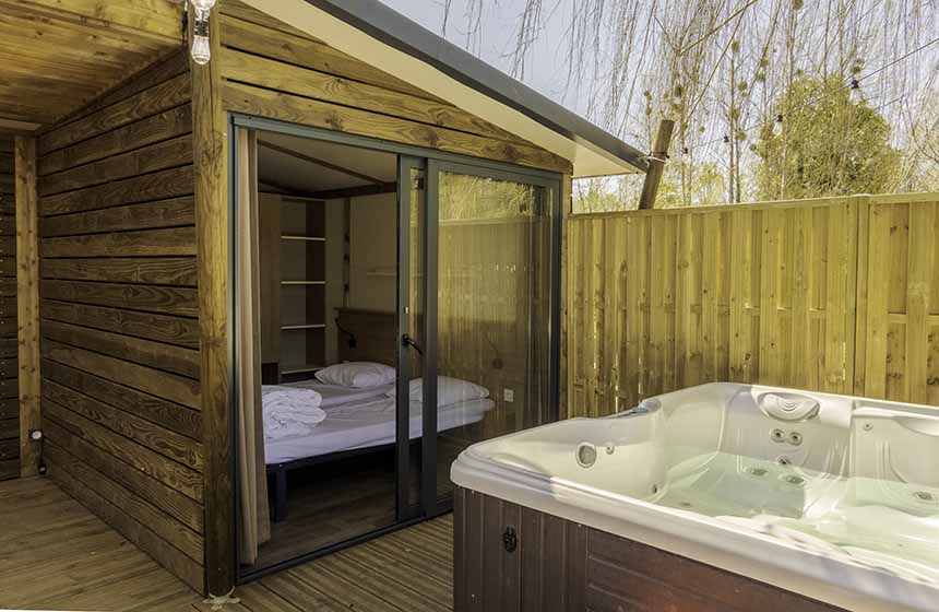 Votre chalet-spa (chalet 10) avec terrasse en bois