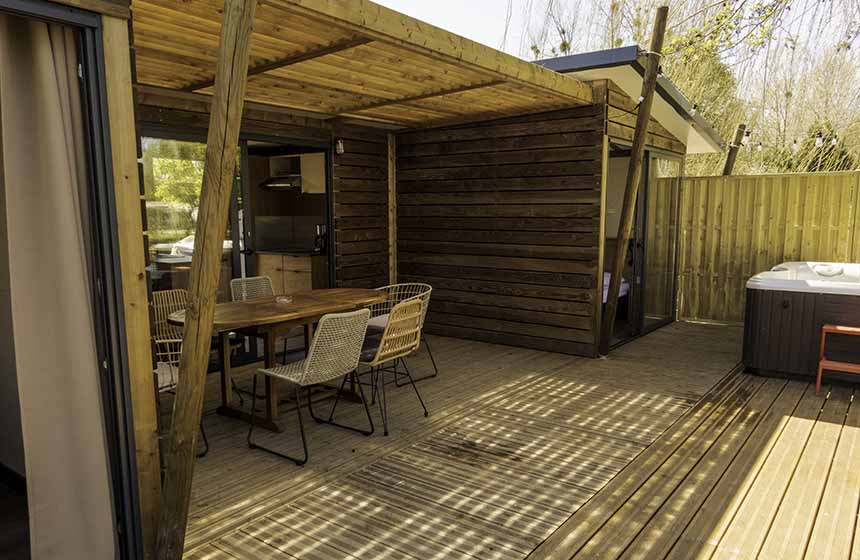 Votre chalet-spa (chalet 10) avec terrasse en bois