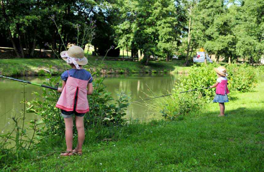 Camping Les Etangs du Moulin - Regardez vos enfants pêcher - Suzy
