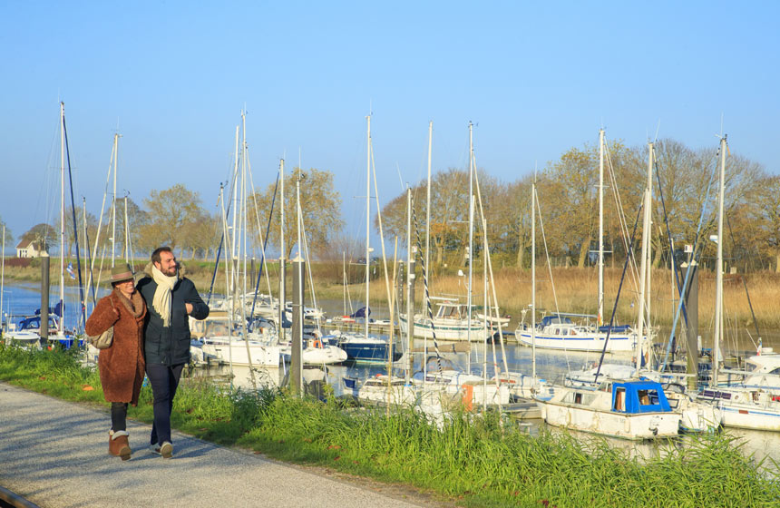 Marcher le long du quai du port de plaisance à Saint-Valery-sur-Somme