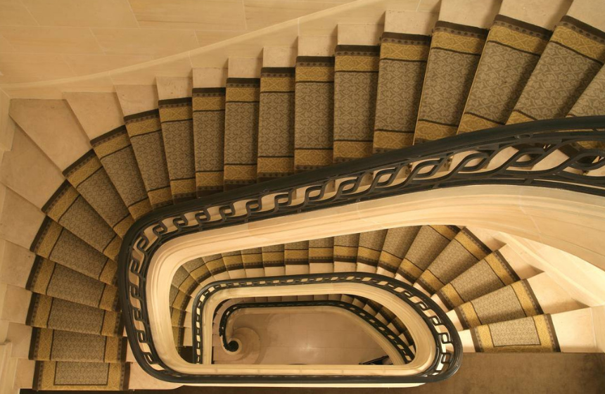 L'escalier du Château Hôtel Mont Royal - Chantilly