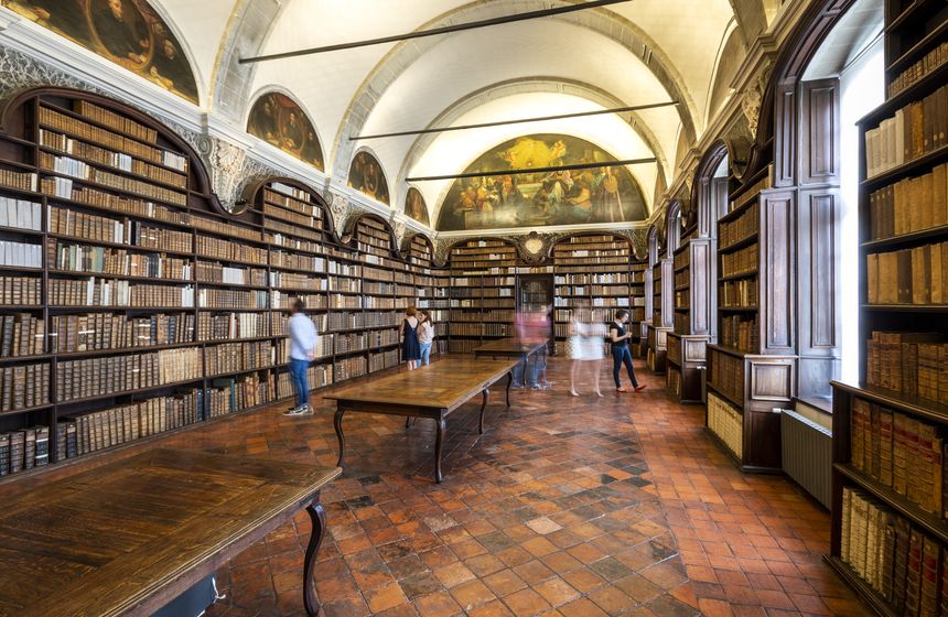 La bibliothèque des Jésuites est une merveille !