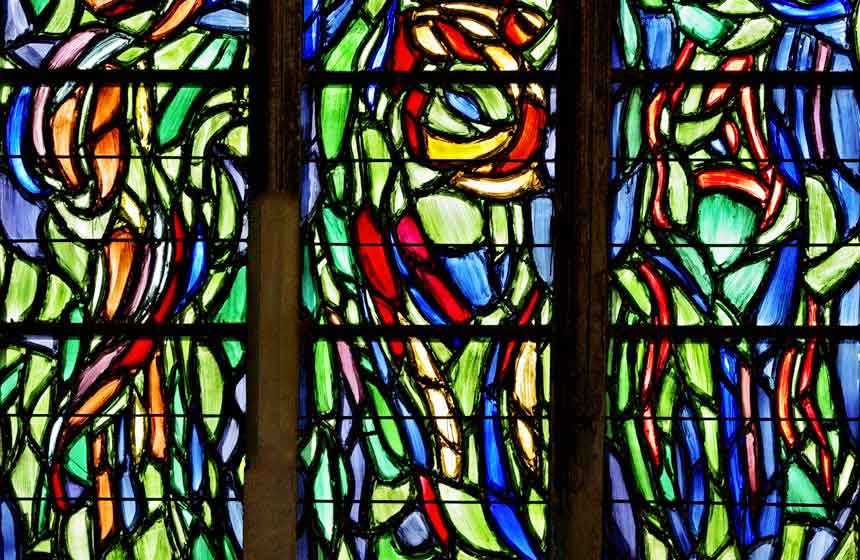 Les vitraux de Manessier tout en couleurs à l'église Saint Sépulcre d'Abbeville