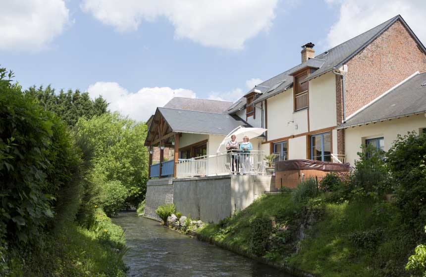 Chambres d'hôtes Moulin aux Moines - Profitez de la terrasse de votre hébergement au bord de la rivière - Croissy-sur-Celle 