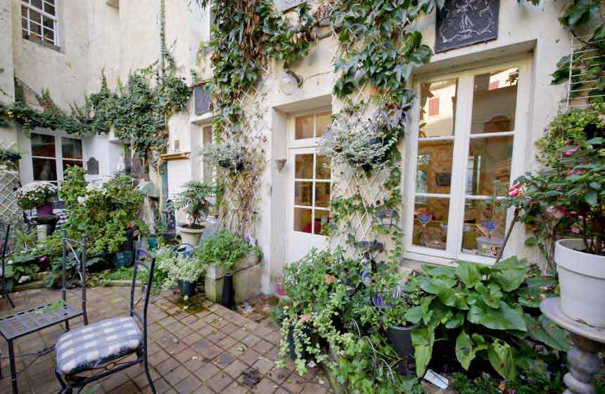 Chambres d'hôtes Le Jardin des Fables - Votre hébergement s'ouvre sur un patio fleuri serti de vieilles pierres - Château Thierry