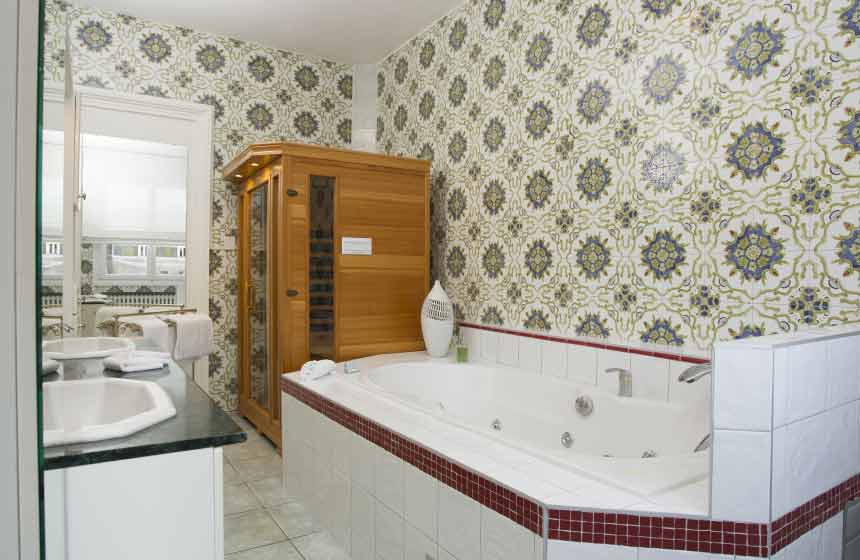 Votre salle de bains, avec sauna et baignoire balnéo, au “Cercle de Malines”