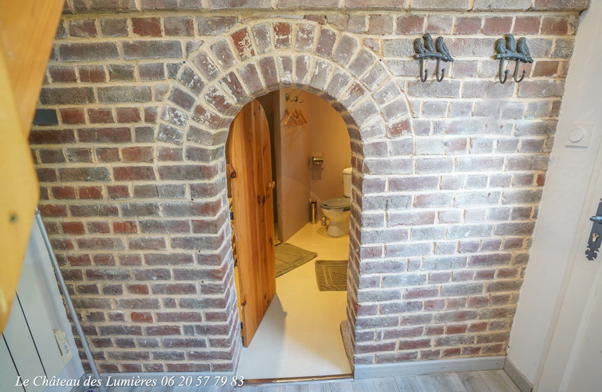 Le pigeonnier au Château des Lumières à Saint-Blimont : la salle de bains