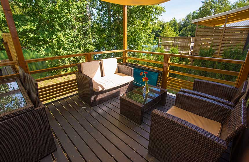 Une terrasse en bois pour profiter de la vue sur les étangs (chalet 9)