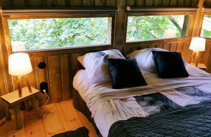 Votre lit ouvert sur la chlorophylle : cabane Le Nichoir au Château des Tilleuls