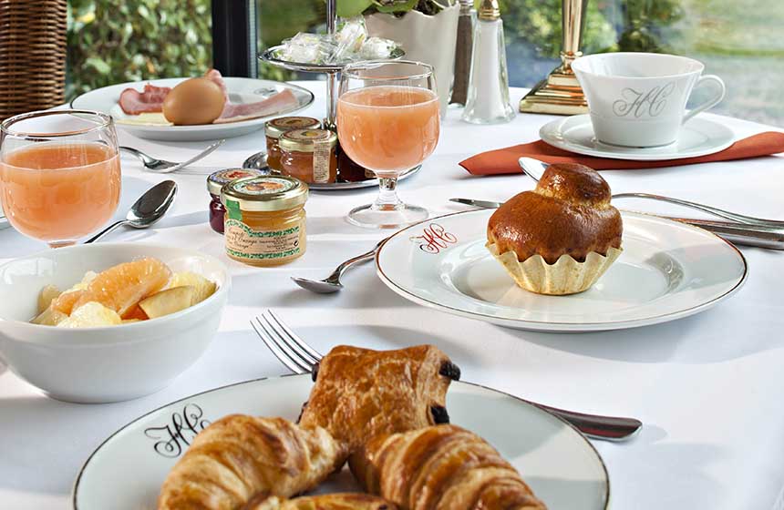 petit déjeuner au lit. vue de dessus du plateau avec croissants et