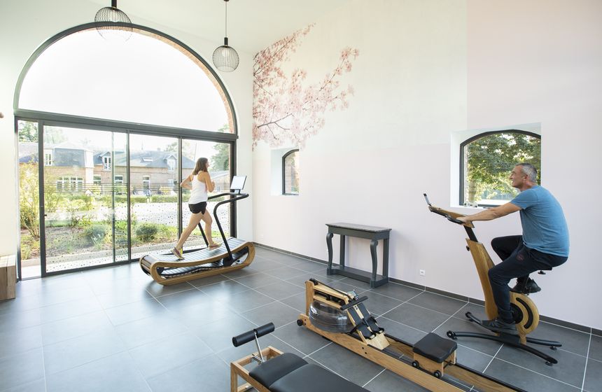 Salle de fitness avec appareil hauts de gamme et écologiques