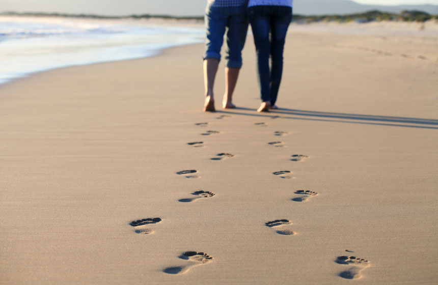 Marcher pieds nus sur le sable avant la nuit à bord du catamaran