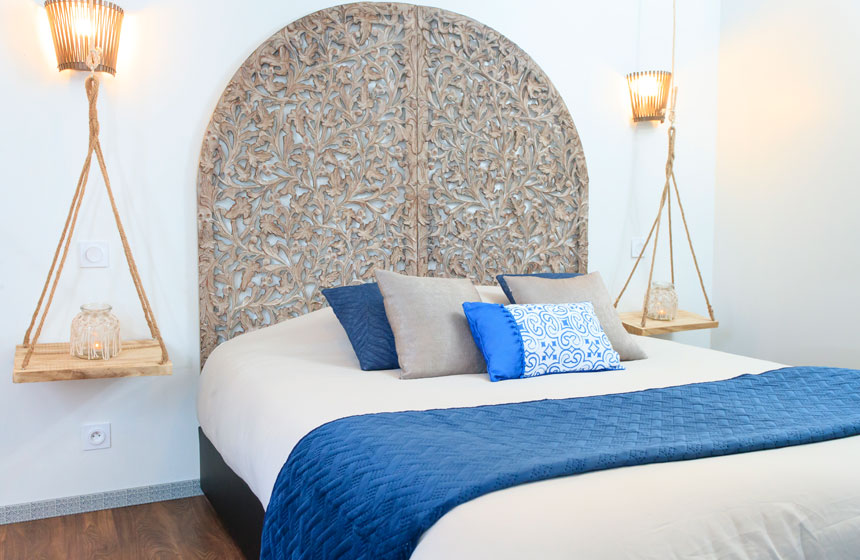 Votre chambre qui vous invite à voyager en Grèce chez Escale Suite & Spa