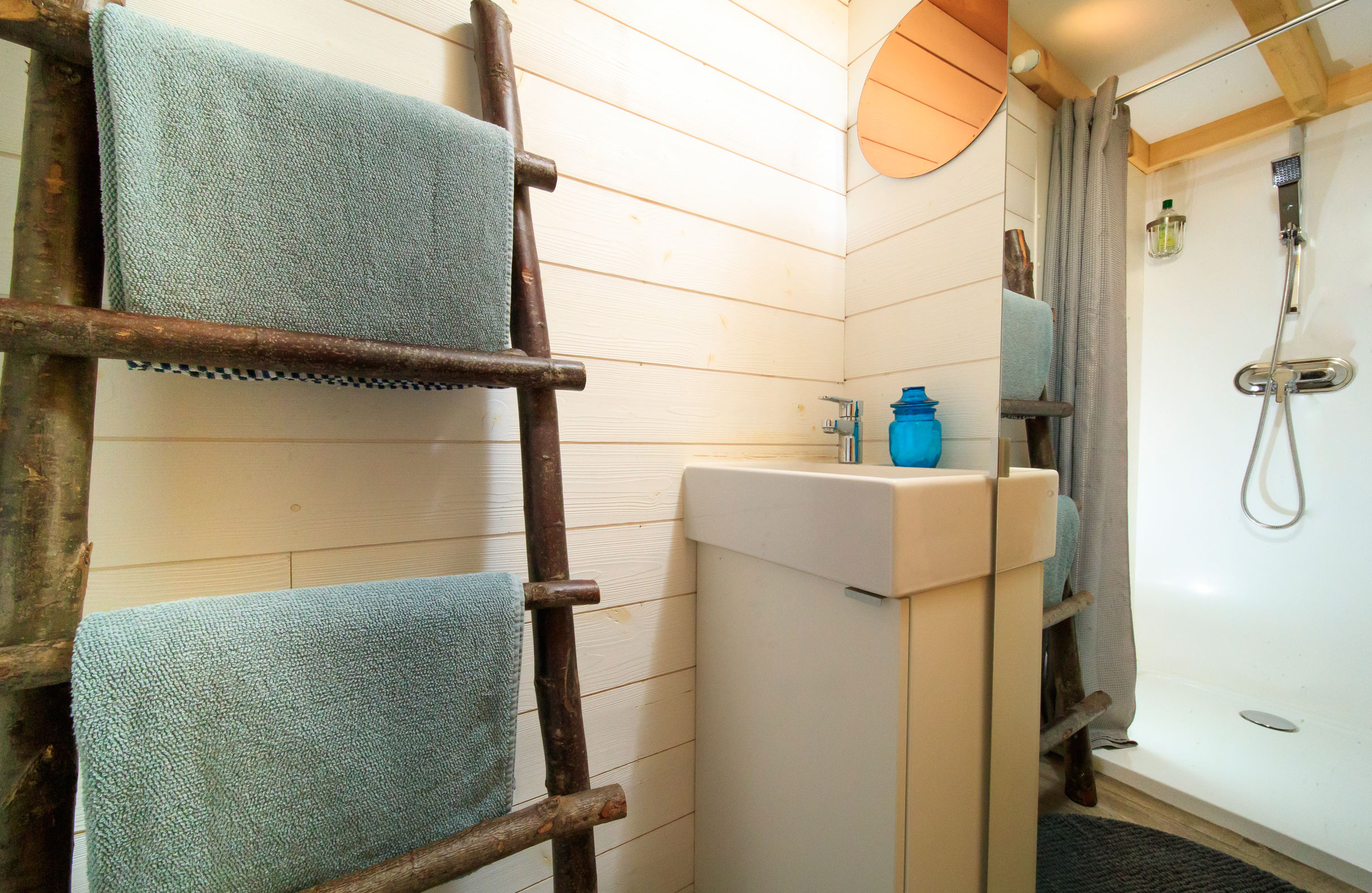 Salle de douche dans la Tinyhouse d'Ailly-sur-Noye 