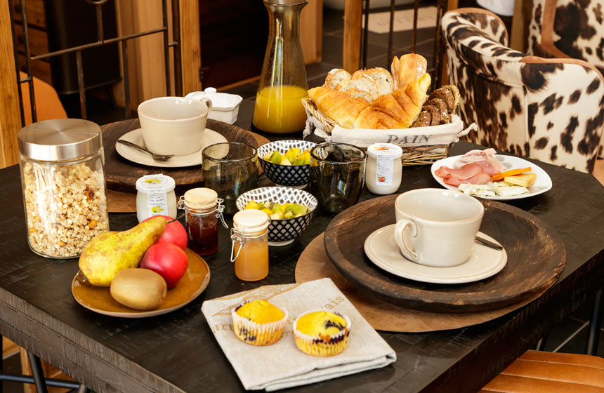 Petit-déjeuner de luxe dans votre chambre Graine de Safran au Moulin de Valérie