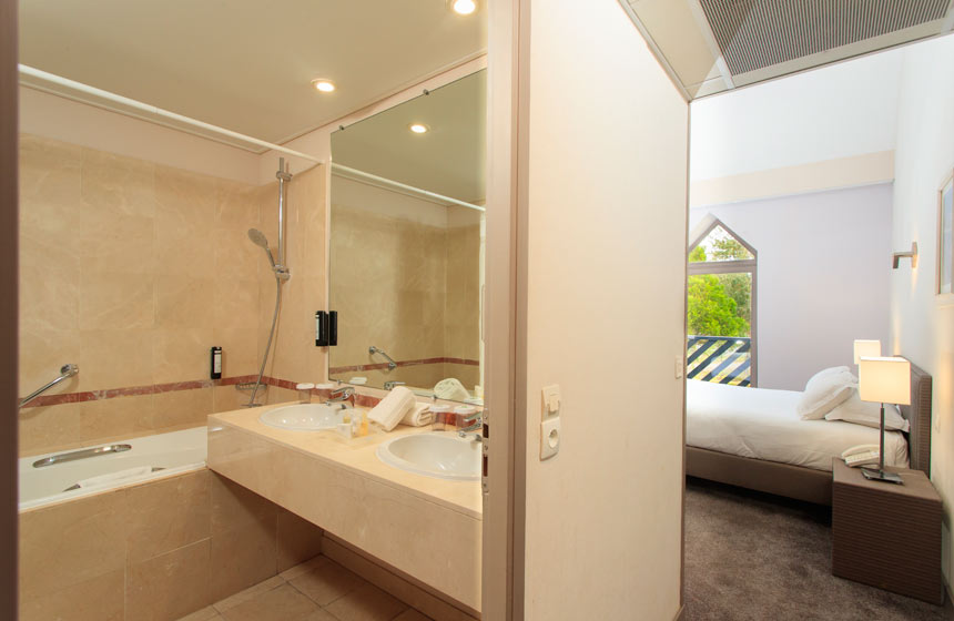 Salle de bain de votre chambre à l'Holiday Inn Resort Le Touquet