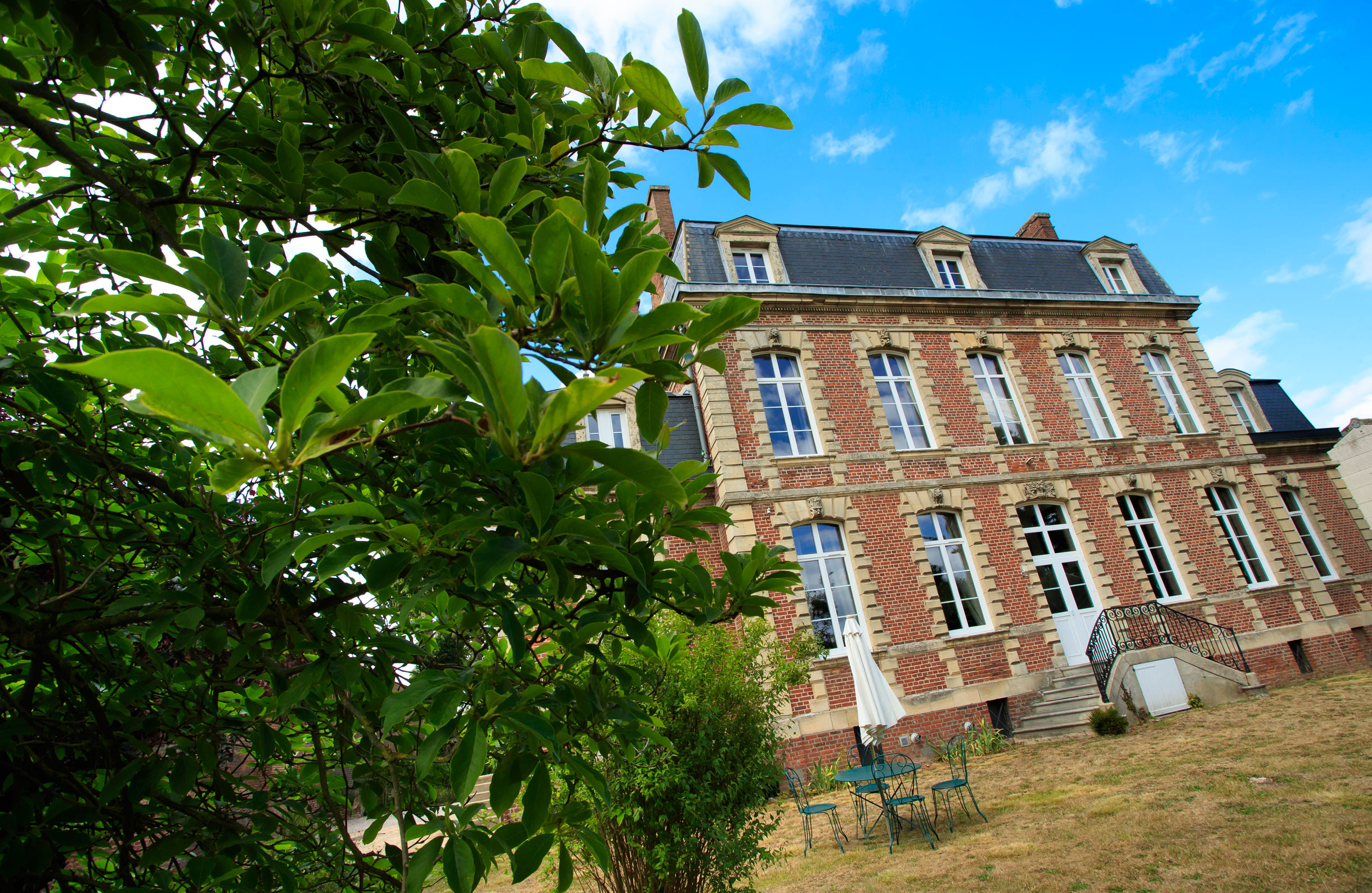 La maison d'hôtes La Villa Varentia à Villers-Bretonneux depuis le jardin