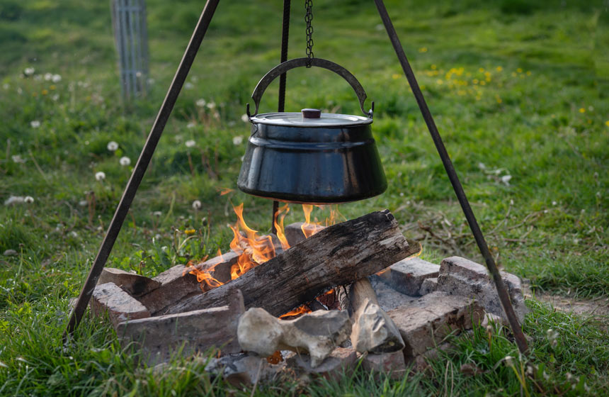 Dîner au chaudron et barbecue au feu de bois aux Reines des Près 