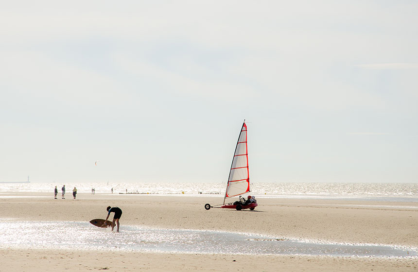 Observez le ballet des chars à voile ou des kite-surfs depuis la plage