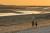 Promeneurs sur la plage de la Baie de Somme au crépuscule