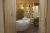 La salle de bain avec sa baignoire ilôt de la chambre Zen à la Filature - Saint-Quentin
