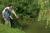 Partie de pêche avec papa dans l'étang de la Roulotte Ferme des Logis Besmé
