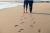 Marcher pieds nus sur le sable avant la nuit à bord du catamaran
