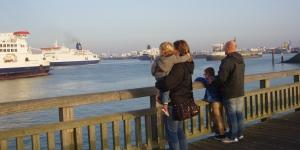 Balade en famille entre la digue et la plage de Calais 