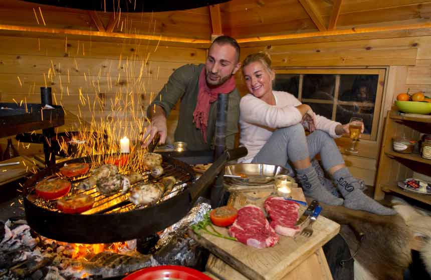 En séjour deux nuits, vous pouvez aussi opter pour le repas en kota-grill finlandais